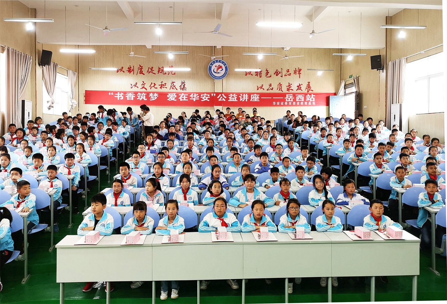 整个仪式上,穿插了中洲小学师生们精心准备的诵读节目,节目设计新颖